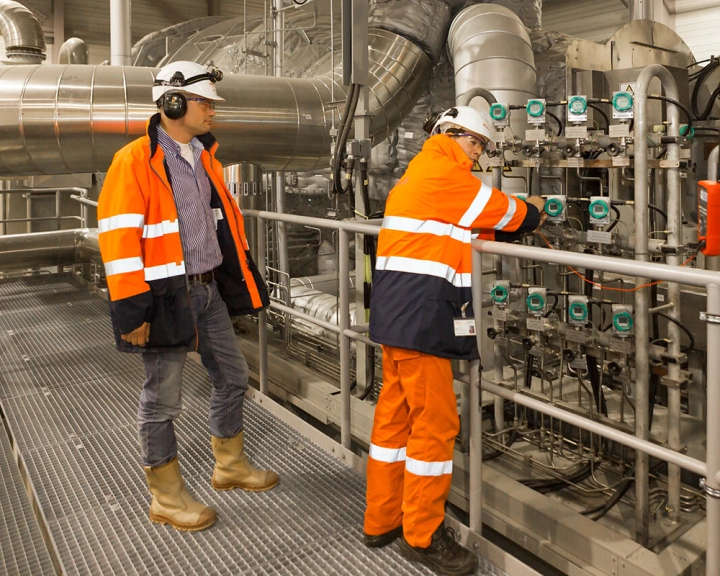 Twee mannen aan het werk bij Eneco