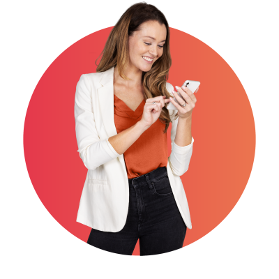 Vrouw kijkt op haar telefoon