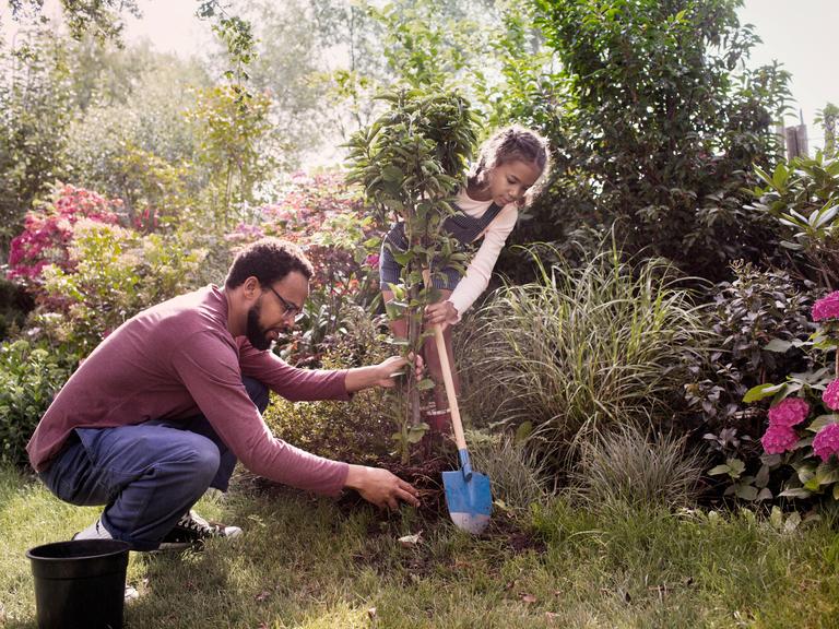 Vader en dochter samen aan het tuinieren
