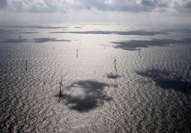 Op 23 kilometer voor de kust van IJmuiden ligt Prinses Amaliawindpark.