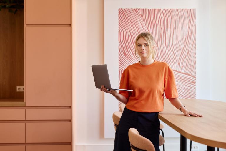 Zakenvrouw met laptop in haar hand