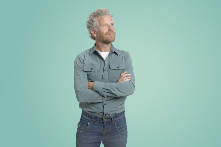 Man poseert - armen kruisen