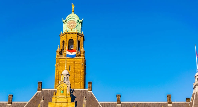 Nederlandse vlag op het dak van een oud gebouw