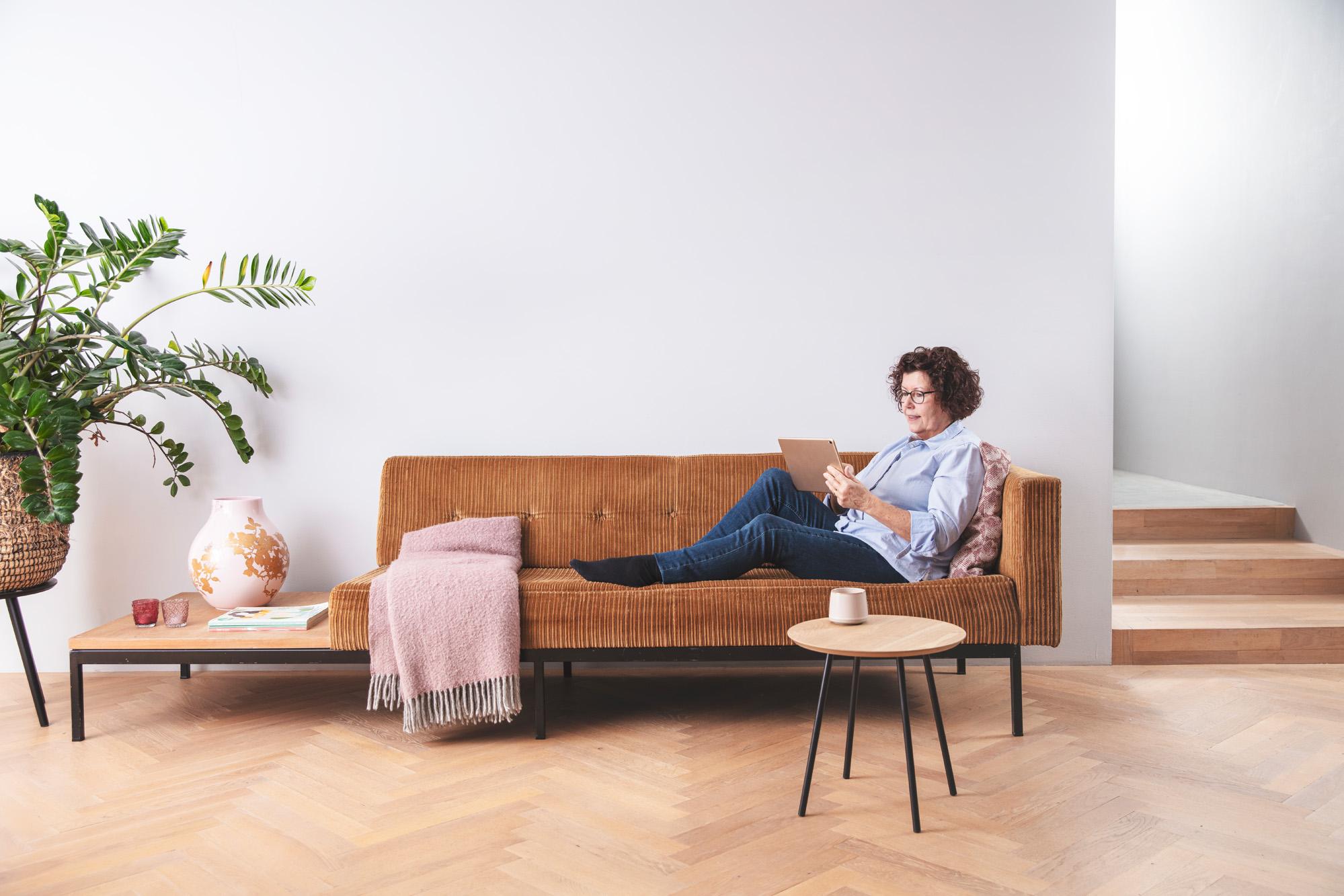 Vrouw leest boek in de woonkamer