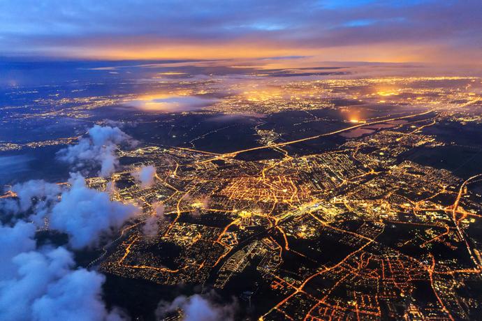 Vogelvlucht beeld over landschap rond de stad Leiden net na zonsondergang