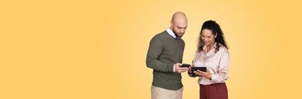 Man en vrouw met zakelijke telefoon en tablet