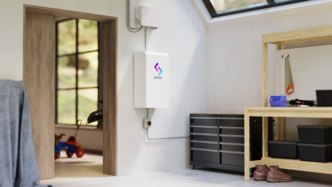 sessy thuisbatterij aan de muur in een garage