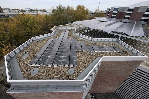 Edge met zonnepanelen