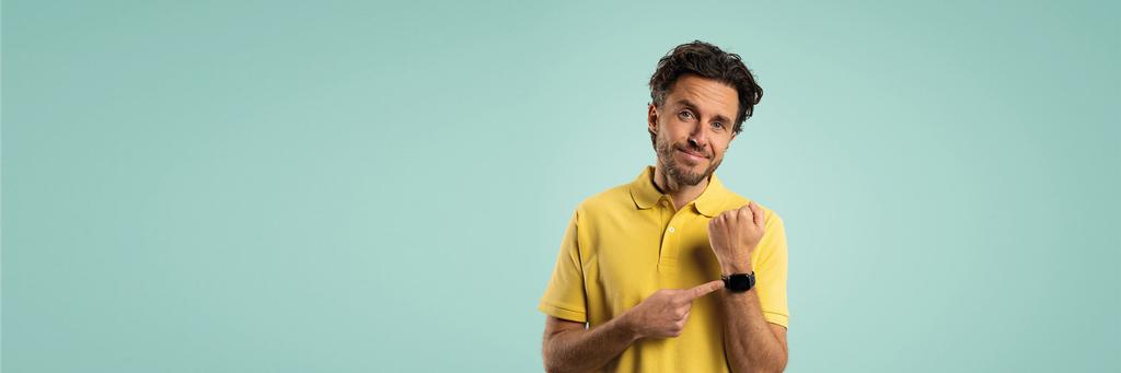 Man wijst naar de smartwatch op zijn pols