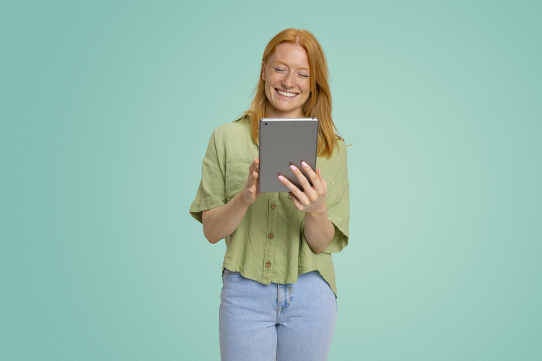 Lachende vrouw die een tablet vasthoudt