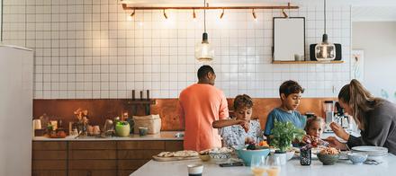 Gezin in de keuken
