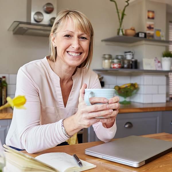 vrouw zzp werkt aan keukentafel