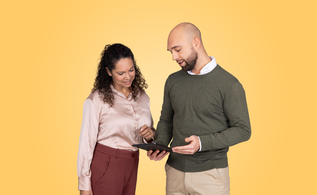 Zakenman en vrouw met tablet en mobiele telefoon in hand