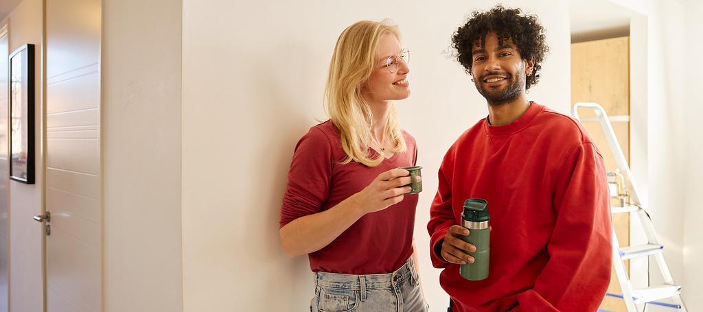 Koppel drinkt koffie tijdens klus pauze 
