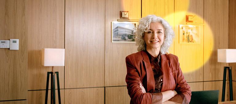 Zakelijke vrouw met armen over elkaar