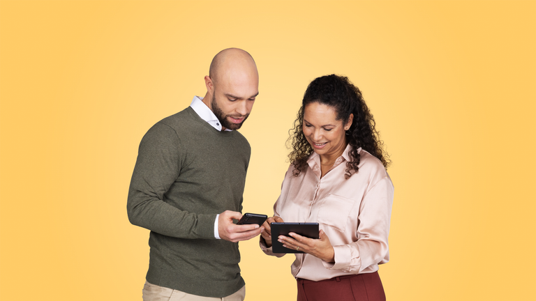 Zakenman en vrouw met tablet en telefoon in hand