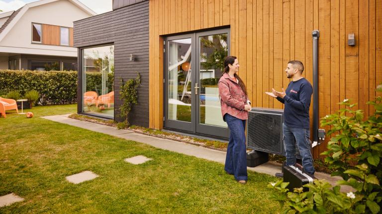 monteur praat met klant bij hybride warmtepomp