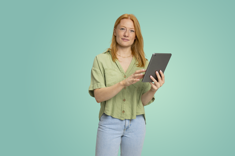 Vrouw houdt een tablet vast