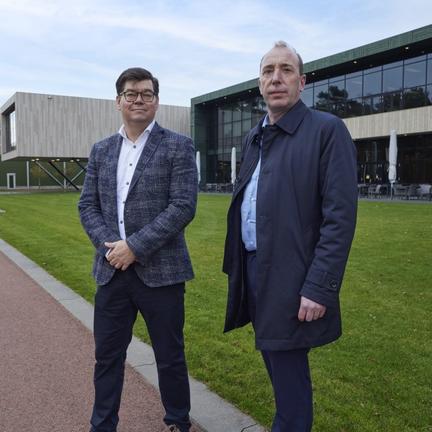 Twee mannen voor een gebouw