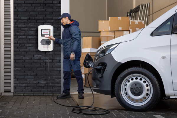 Koerier laadt auto op
