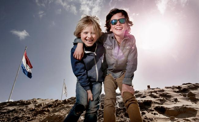 Twee kinderen bij de Hollandse Kust op het strand