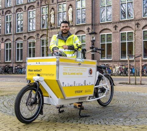 Man met slimme meter bakfiets