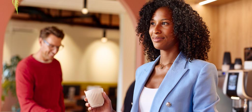 Zakenvrouw met een kopje koffie in haar hand