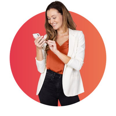 Vrouw kijkt naar een mobiele telefoon in haar hand