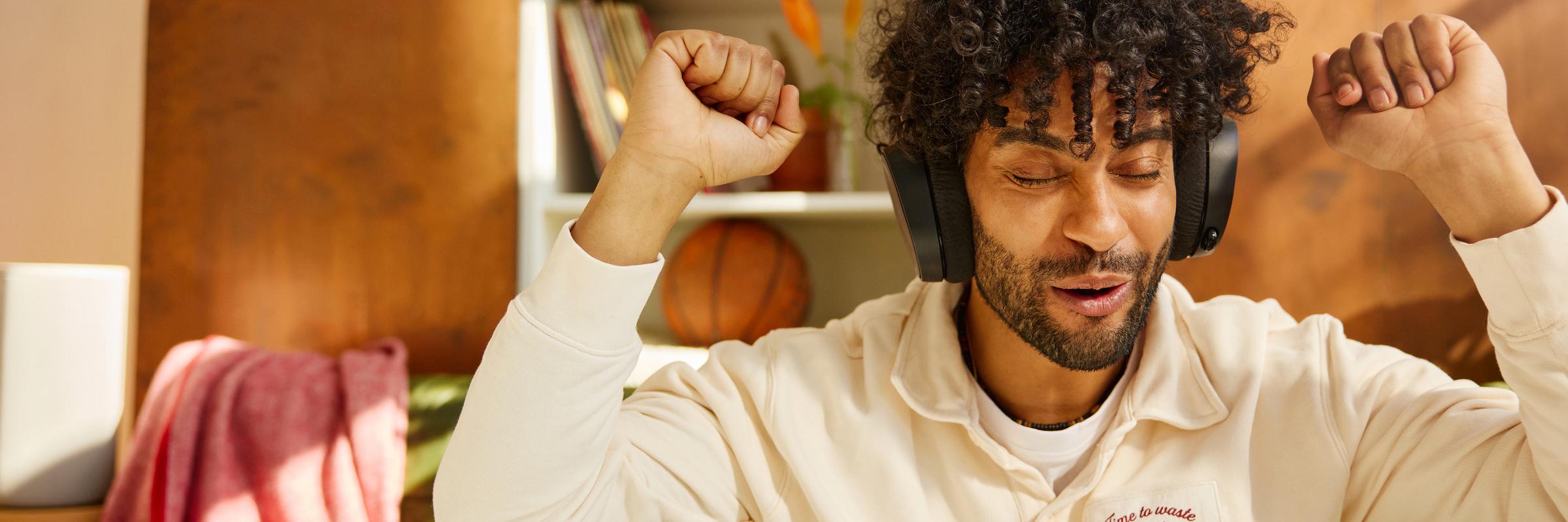 Man met koptelefoon juicht