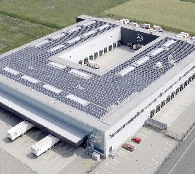 Zonnepanelen op het PostNL distributiecentrum Nieuwegein