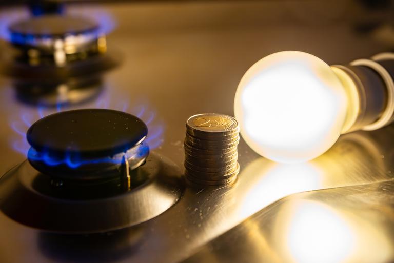 Muntgeld op het fornuis met een lamp aan