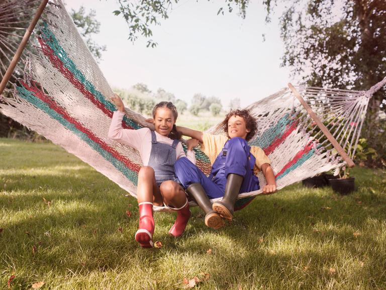 Twee kinderen in een hangmat buiten