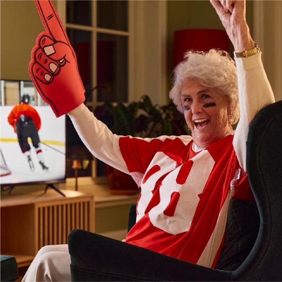 Oma juicht bij televisie