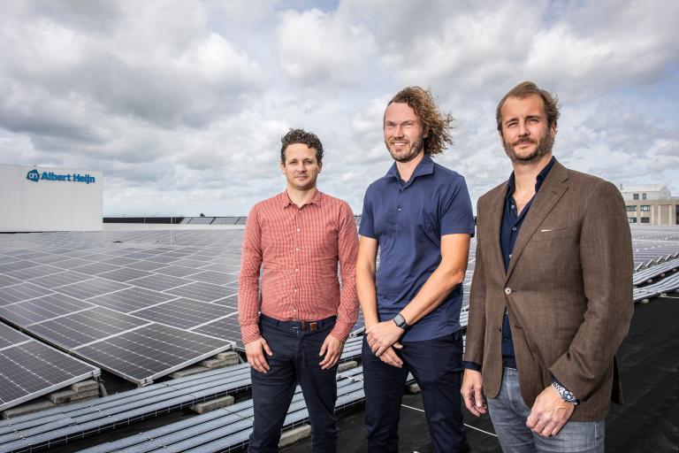 Sébastien Richard (rechts), Director Energy Transition bij Albert Heijn, Koen Wolters (links), Director Platform Architect bij Albert Heijn en Frank Broos (midden), Lead Flex Services bij Eneco