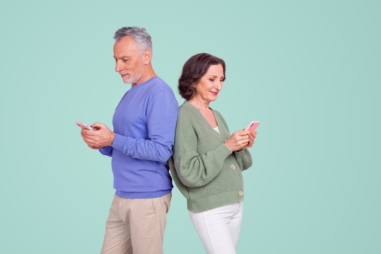 Ouder koppel op hun smartphone