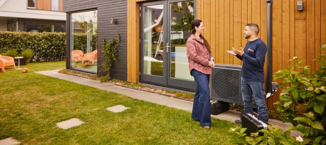 Monteur praat met klant bij hybride warmtepomp