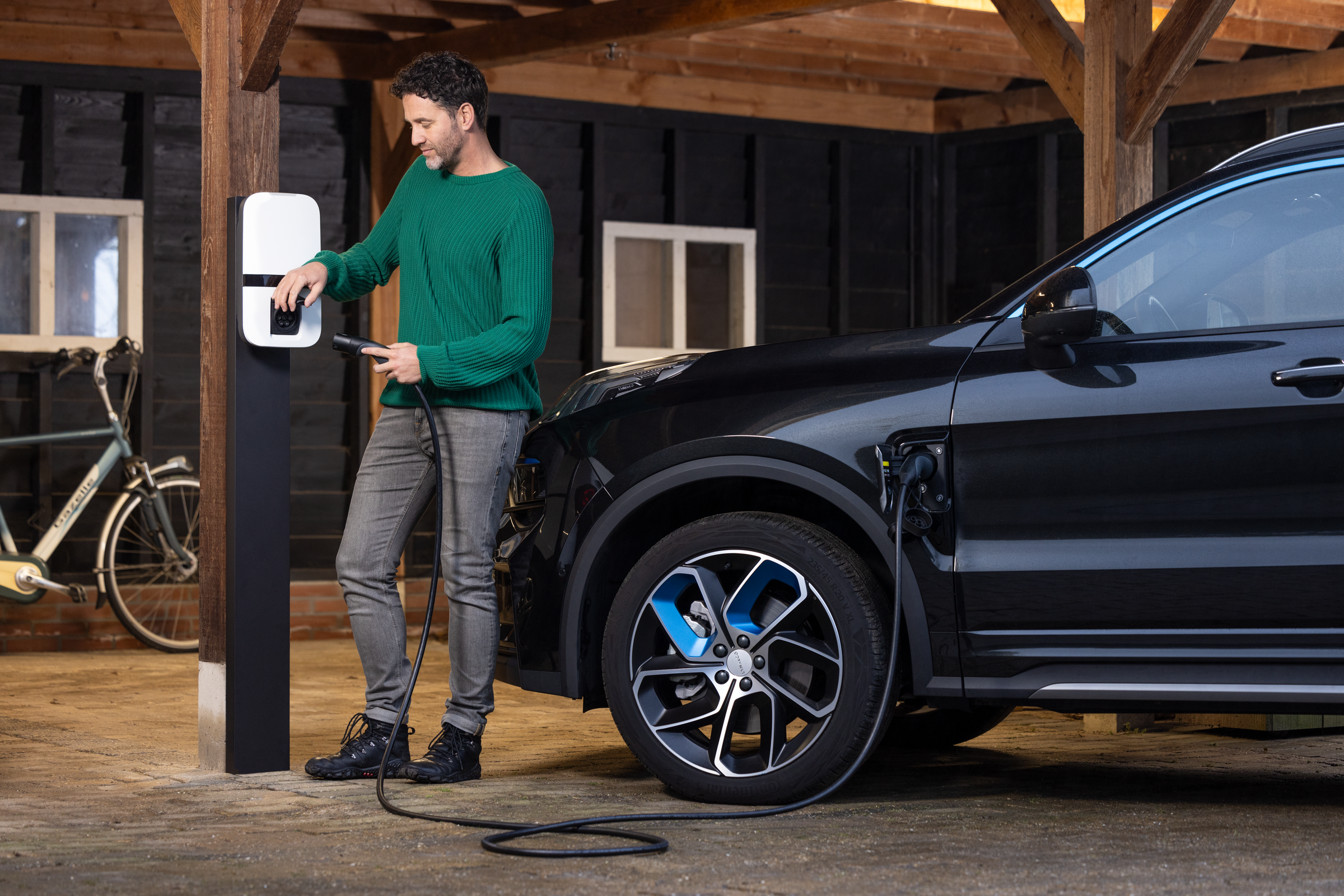 Man laadt elektrische auto op