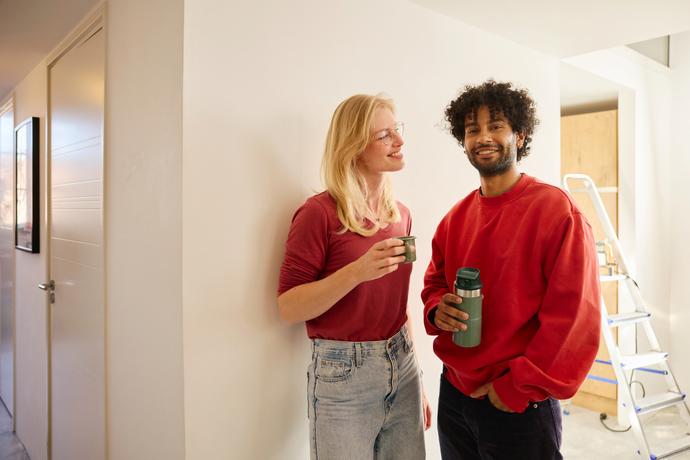 Un couple boit un café pendant une pause au travail