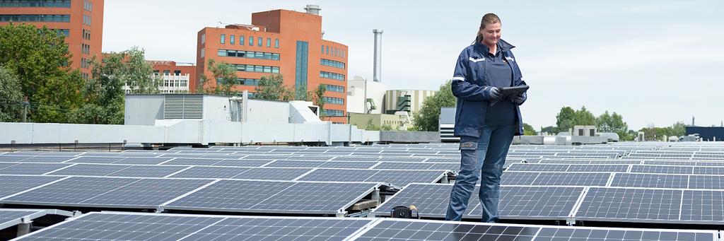 Eneco monteur op een dak met zonnepanelen