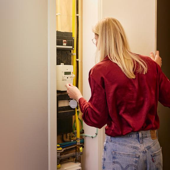 Une femme vérifie le compteur numérique