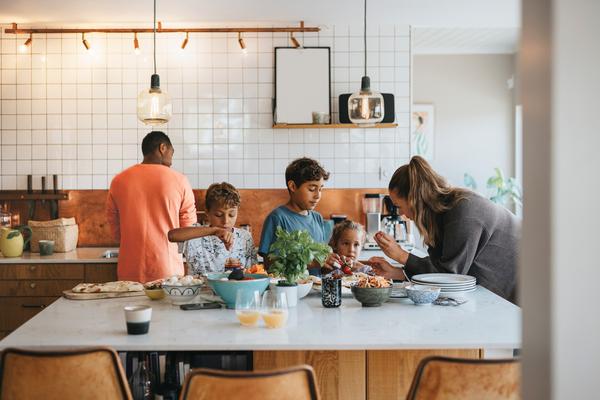 Gezin met man, vrouw en 3 kinderen in de keuken