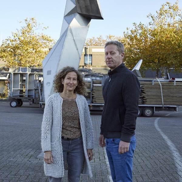 Man en vrouw staan naast elkaar in een woonwijk