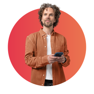 Un homme muni d'un smartphone regarde avec détermination devant lui.