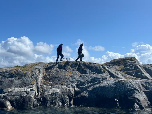 Marin van Regteren en een onderzoeker van Waardenburg Ecology in Bergen, Noorwegen