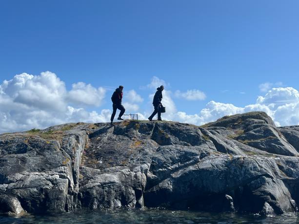 Marin van Regteren en een onderzoeker van Waardenburg Ecology in Bergen, Noorwegen