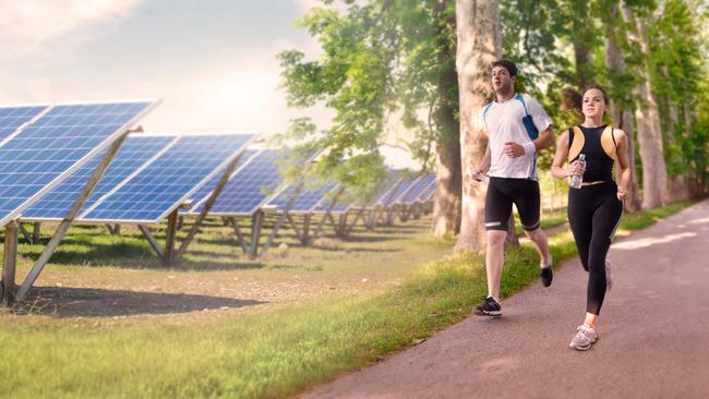 Rennende mensen naast een zonnepark