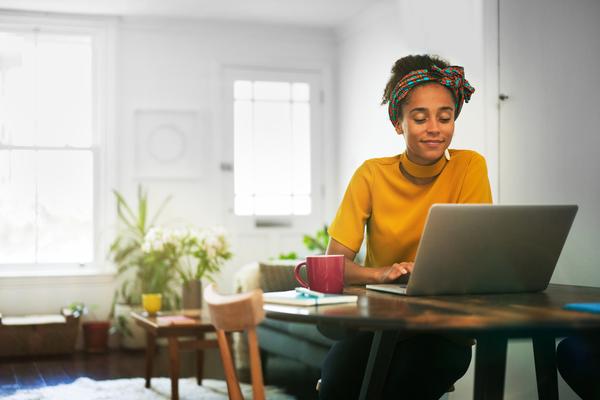 Une femme travaille sur son ordinateur portable