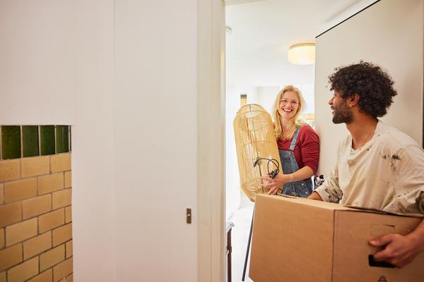 Man en vrouw verhuizen hun spullen