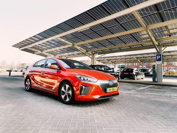 Rode auto onder solar carport