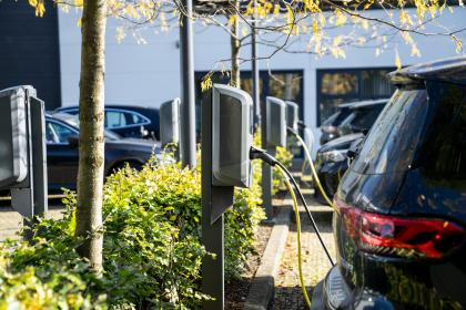 Auto in de laadpaal